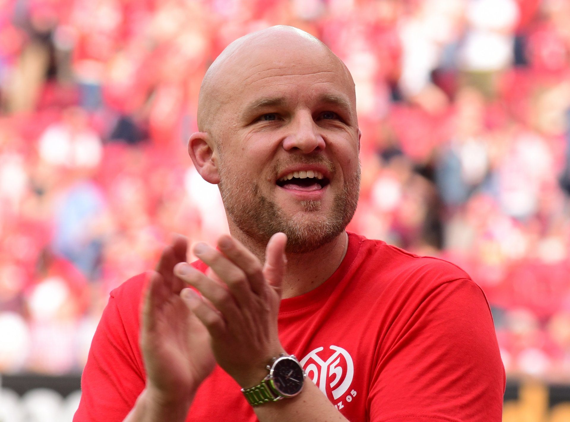 ...Sportvorstand Rouven Schröder tat es ihm gleich...