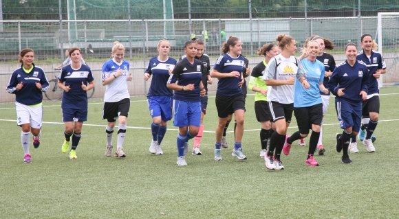 Los geht's in eine neue Regionalligasaison: Das Schott-Frauenteam beim Warmlaufen zur ersten Trainingseinheit. 