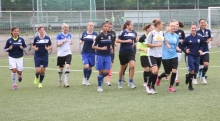 Los geht's in eine neue Regionalligasaison: Das Schott-Frauenteam beim Warmlaufen zur ersten Trainingseinheit. 