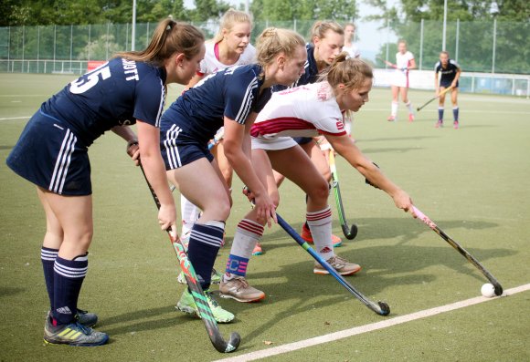 Nur ganz selten gelang es dem TSV Schott (v.l. Noemi Becker, Anna Lawall, Aline Bessling) die Nürnbergerinnen in ihrem Schusskreis so zu bedrängen wie in dieser Szene. Am Ende hatte der TSV Schott keinen einzigen Torschuss abgegeben.