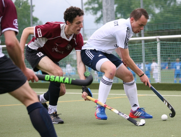 Schwer war es für die Schott-Spieler (r. Simon Jacob) im ersten Feldrundenspiel des Jahres  gegen den damaligen Tabellenführer TEC Darmstadt, sich durch die Reihen zu kombinieren.