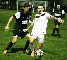 Christian Tolpek (l.) war auf der linken Seite ein offensiver Aktivposten, konnte sich wie hier gegen Florian Kaiser aber zu häufig nicht durchsetzen.