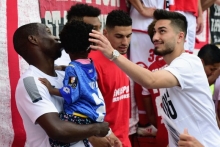 Der Blick ist nach oben gerichtet: Suat Serdar (r.) steht kurz vor einem Wechsel zum Vizemeister FC Schalke 04.