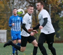 Die Wege von Andreas Klapper und Moritz Freisler kreuzen sich im Heimspiel gegen den TSV Gau-Odernheim. Nach einer 2:0-Pausenführung erzielten die Gäste kurz nach Wiederbeginn den Anschlusstreffer, doch dabei blieb es.