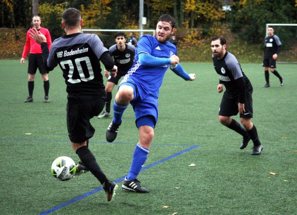 Felix Rentschler (blaues Trikot) entschied das Derby gegen den VfB Bodenheim (l. Andre Pinheiro, r. Carlos Stabel) durch seinen Treffer zum 3:1 zugunsten der TSG Bretzenheim 46. Am Sonntag wird er allerdings fehlen.