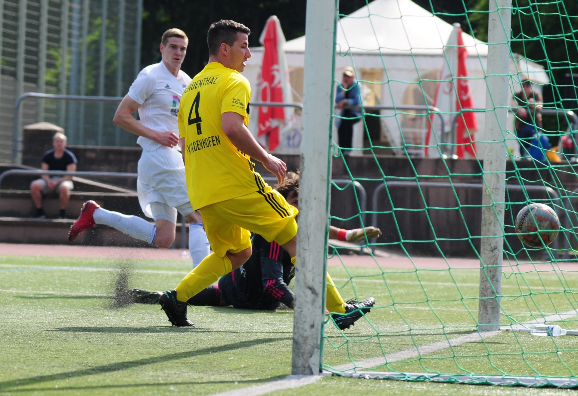 ...Dominik Ahlbach, der den Ball am zweiten Pfosten aus einer halben Drehung eingeschossen hatte.