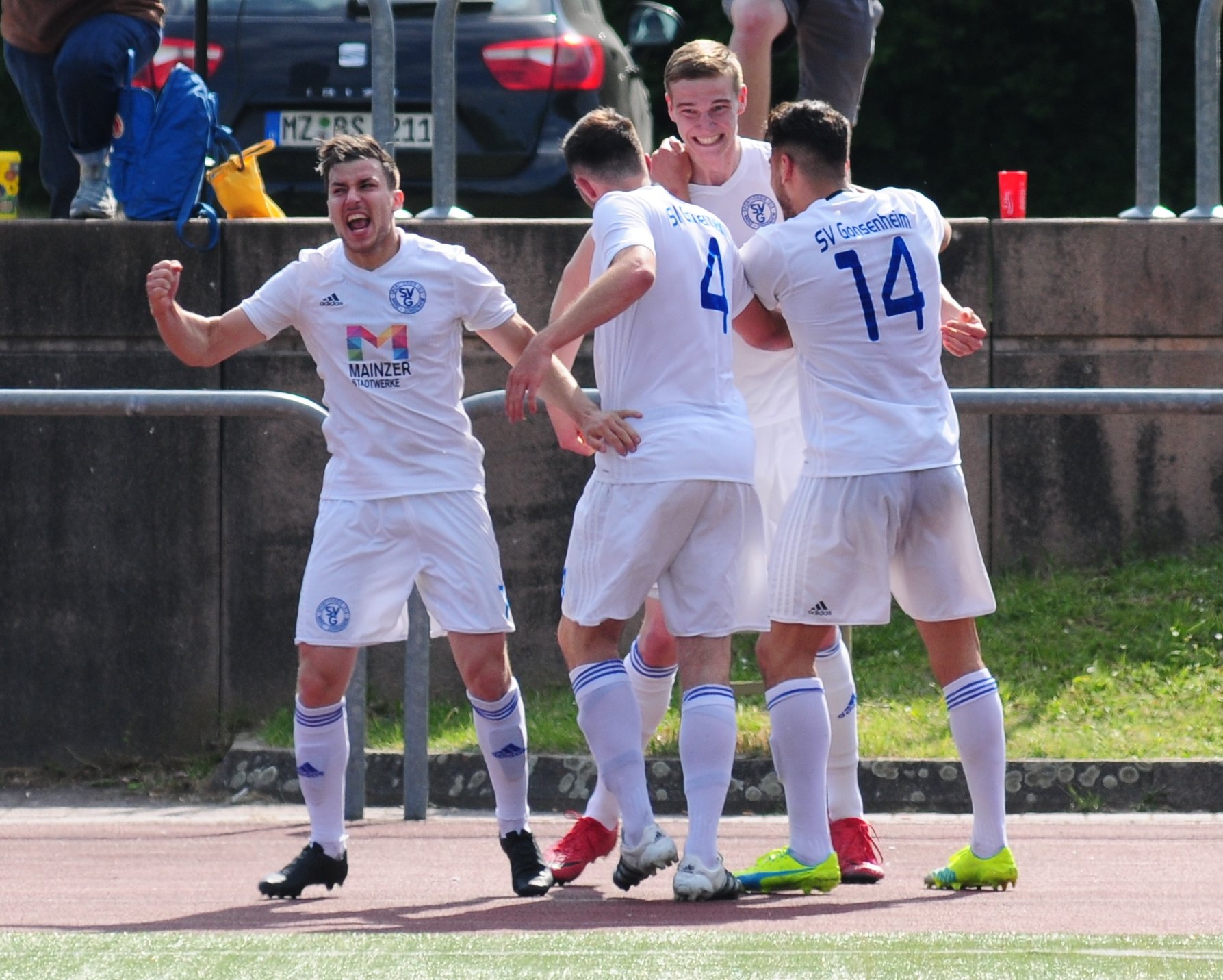 Erstmals Grund zur Freude hatten die Gastgeber in der 57. Minute gehabt. Damir Bektasevic (l.), Marc Beck (2.v.l.) und Khaled Abou Daya (r.) feierten das 1:0 und den Torschützen...