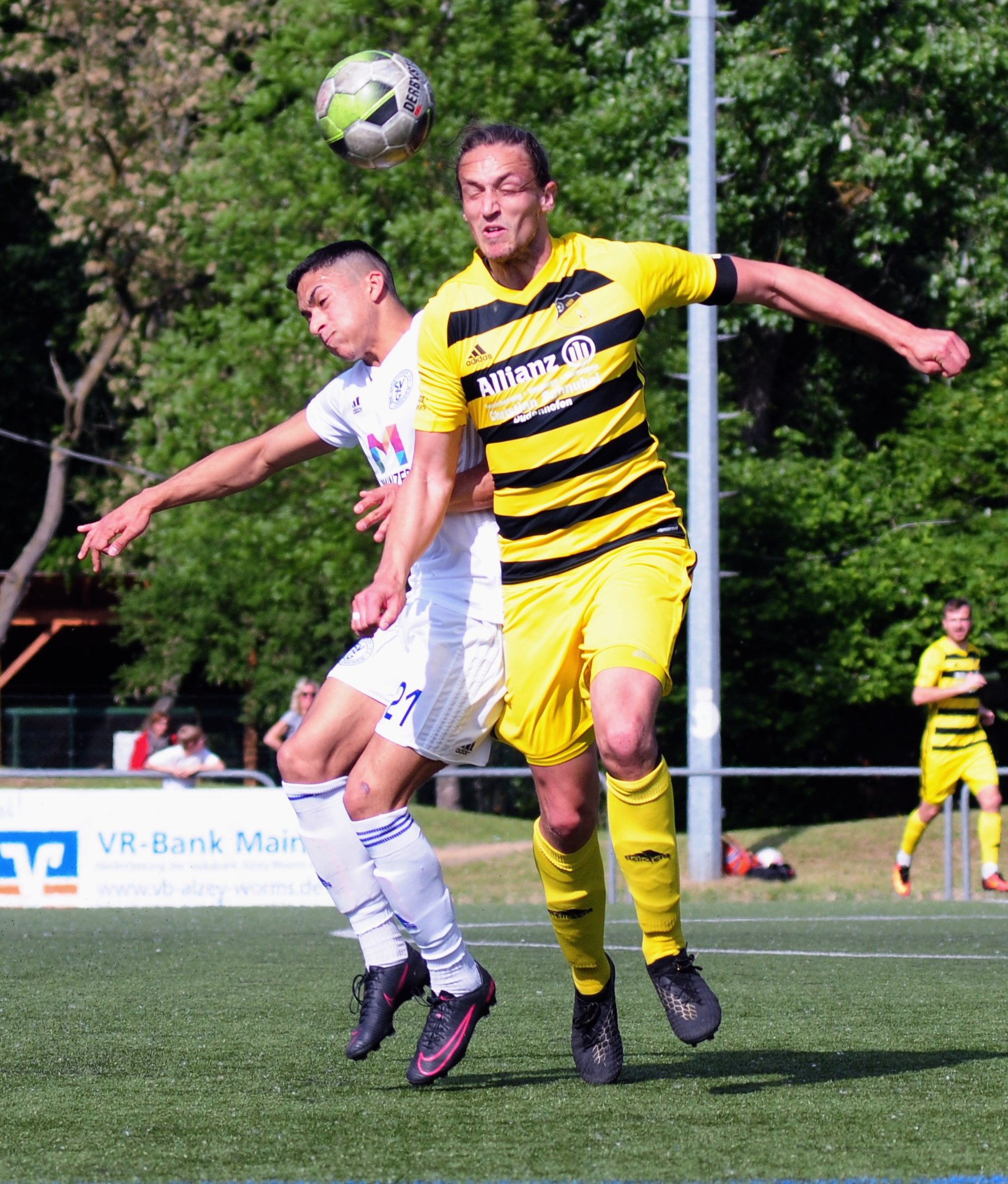 Körperlich ist Dennis Desousa (l.) nicht der auffälligste Akteur in der Oberliga. Zweikämpfe scheute der eingewechselte Stürmer aber nicht, er gab keinen Ball verloren.