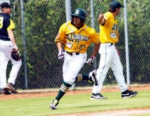 Marcel Schulz unterwegs zur Homeplate. Den 22-Jährigen Leftfielder ließ das Publikum nach zwei Homeruns am Ende des Doubleheaders hochleben. 