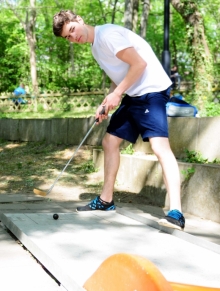 Jugendtitel Nummer sechs auf nationaler Ebene: MGC-Minigolfer Manuel Szablikowski holte am Abschlusstag der U19-DM in Herne die Goldmedaille im Einzelwettbewerb. 