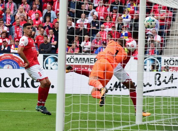 Leon Balogun (l.) zieht's auf die Insel.