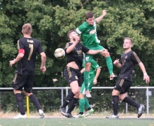 Frank Berninger (grünes Trikot) bestritt mit der TuS Marienborn im August 2015 das erste Heimspiel nach dem Wiederaufstieg in die Landesliga gegen den BSC Oppau. Egal, wie das Titelrennen für die TuS ausgeht, werden die beiden Klubs am Sonntag zum vorerst letzten Mal aufeinandertreffen, weil der BSC als Absteiger feststeht.