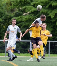Kapitän Dennis Ritz ist längst nicht der Längste im Team der TuS Marienborn, zum Kopfball wagt er sich dennoch hoch, beobachtet von Teamkollege und Torschütze Moritz Freisler.Moritz 
