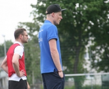 Unfreiwilliges Mombacher Stillleben: In der Schlussphase nahmen der verletzte Stürmer und Kotrainer Felix Zaucker (r.) und Oliver Schmitt das Schicksal ihrer Mannschaft tapfer an und warteten geduldig auf das Spielende.