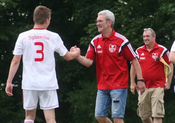 Viele Hände, wie die von Kai Engemann, schüttelte Albert Hoppe noch einmal zum Abschluss von neun Jahren Trainerarbeit bei der TSVgg.