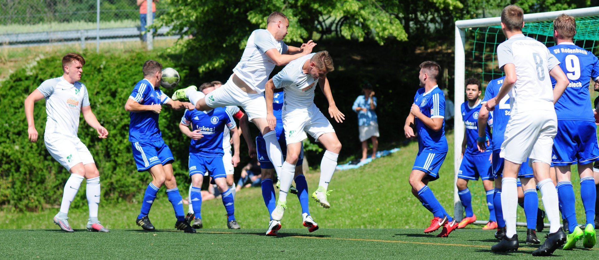 ...nachdem Andreas Klapper (M.) den Ball nach einer Ecke knapp verfehlte und Ritz ganz hinten genau richtig stand, um das 1:0 zu erzielen...