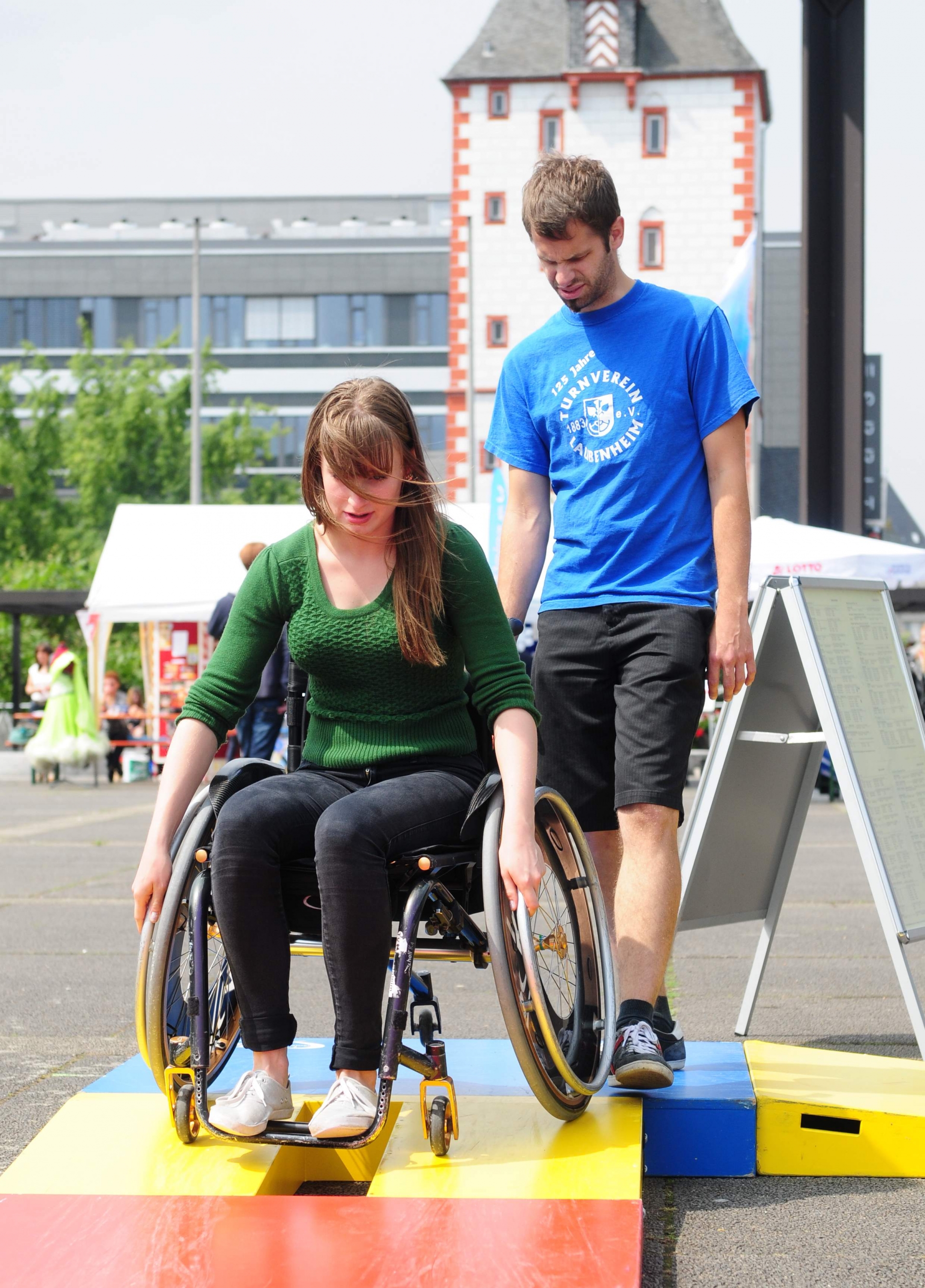 Beim Rollstuhlparcours konnten Nicht-Rollis ganz neue Erfahrungen sammeln.