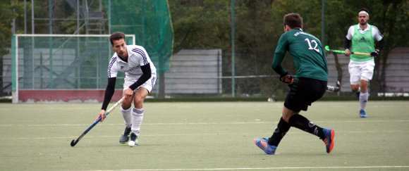 Nur gegen den Auswärtsgegner des kommenden Wochenendes, TuS Obemmenzing, verlor der TSV Schott in der laufenden Regionalliga-Feldrunde sein Heimspiel. Gegen Spielende versuchten die Mainzer (l. Lennart Baus) den Rückstand durch die Herausnahme von Torwart Tobias Jordan wettzumachen, kassierten dann aber eine Kurze Ecke zur Entscheidung.