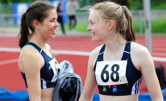 Gesa Tiede (l.) und Lena Siebertz liefen mit der 4x100-Meter-Staffel des USC Mainz zum Titel.