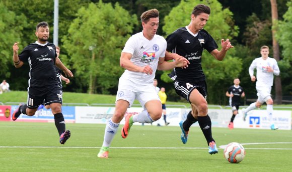 Stürmt demnächst auch gegen den SV Gonsenheim, dessen Trikot er hier noch trägt: Jannik Kern, Neuzugang der TuS Marienborn.