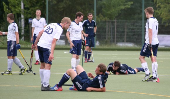 Mainzer Depression: So sah es zuletzt eigentlich immer aus nach Punktspielen des TSV Schott gegen die HG Nürnberg. Hier legte es Simon Jacob (vorne) und Alexander Hemmersbach nach der 2:3-Heimniederlage am letzten Spieltag der Saison 2013/14 nieder.