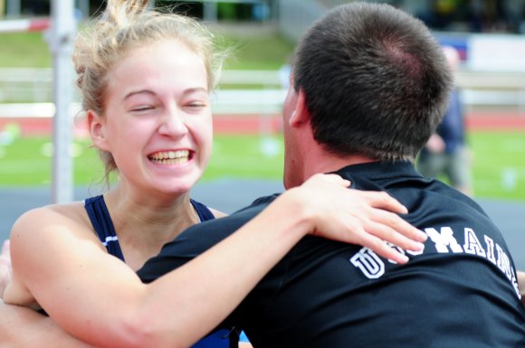Nach 1,67 Meter fiel Magdalena Böcher ihrem Trainer Andreas Niedenbrück freudestrahlend in die Arme...