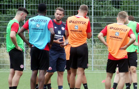 Erster Einsatz auf dem Übungsplatz mit der U23: der neue Trainer Bartosch Gaul.