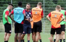 Erster Einsatz auf dem Übungsplatz mit der U23: der neue Trainer Bartosch Gaul.