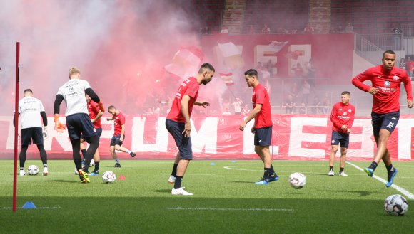 Besonders zahlreich waren die Fans zwar nicht ins Bruchwegstadion gekommen, um die ersten Gehversuche ihrer Mannschaft in der Saisonvorbereitung zu beobachten, doch sie machten ordentlich Stimmung und Nebel.