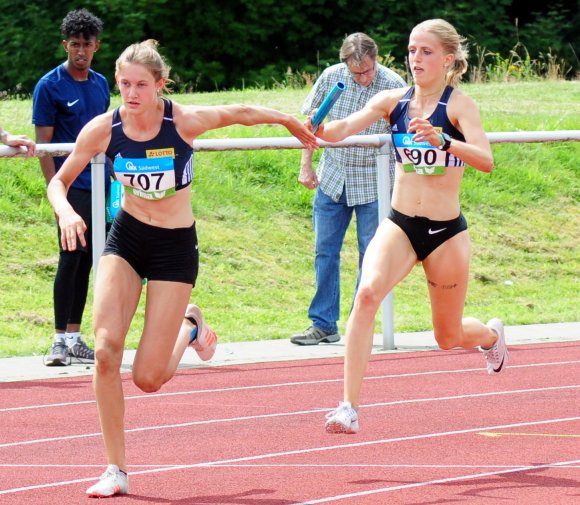 Jana Radke (l.) und Franziska Heidt (r.) bildeten mit Amaliya Sharoyan und Maren Münkel die 4x400-Meter-Staffel, die bei den Süddeutschen Meisterschaften den zweiten Platz belegte.