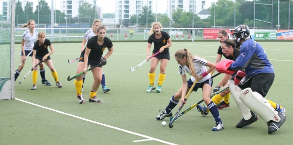 Clara Beck hat sich an der TGS-Torhüterin bereits vorbeigearbeitet. An Torszenen mangelte es den Schott-Frauen im ersten Aufstiegsspiel gegen Vorwärts Frankfurt wahrlich nicht.