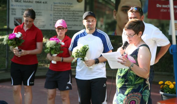 DMV-Vertreterin Simone Kohfeld (r.) verlieh den Minigolferinnen Melanie Hammerschmidt (MGC Schwaikheim, l.) und Jasmin Ehm (1. MGC Göttingen) sowie MGC-Spieler Marcel Noack für seine sportlichen Erfolge die Leistungsnadel in Gold.