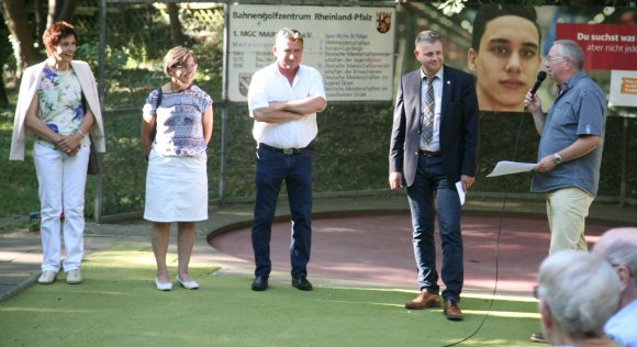 MGC-Vorsitzender Norbert Kramer (r.) führte im Hartenbergpark durch die Eröffnungszeremonie, assistiert durch (v. l.) die Landessportbund-Ehrenvorsitzende Karin Augustin, Hartenberg/Münchfeld-Ortsvorsteherin Karin Trautwein, Bürgermeister Günter Beck und dem neuen Vorsitzenden des Sportbundes Rheinhessen, Helmut Graf von Moltke. 