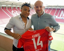 Sechser, Achter, Vierzehner: Kunde Malong Pierre (l., rechts steht Sportvorstand Rouven Schröder) ist neu beim FSV Mainz 05.