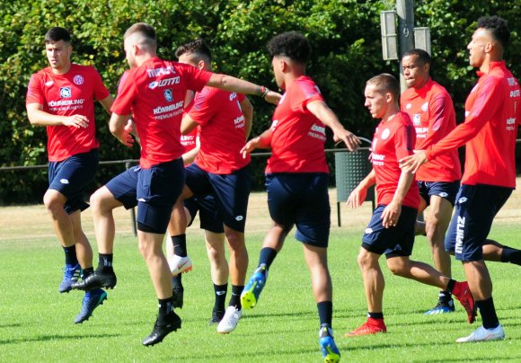 Hüpft erstmals im Trainingslager der Profis mit: Ahmet Gürleyen (l.).