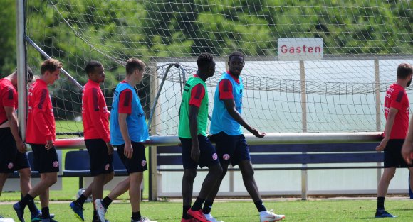 Glück gehabt: Das Tor muss nur vom Platz runter. Bis nach Duisburg, wo das Testspiel gegen den KFC Uerdingen stattfinden wird, müssen es die 05er es nicht schleppen.  Bis nac