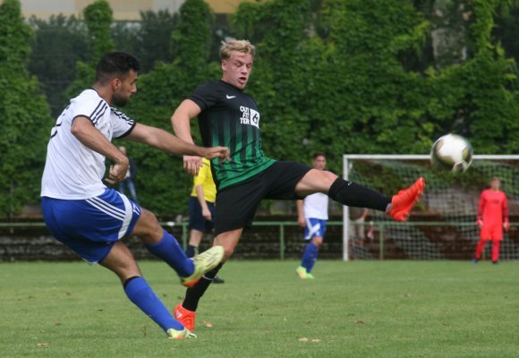 Als sich der SV Gonsenheim (l. Mustafa Yilmaz) und die TuS Marienborn (Lasse May) im Juli 2017 beim Weisenauer Sommer-Cup gegenüberstanden, war dies ein Duell Oberligist gegen Landesligaaufsteiger, das mit 7:0 klar an den SVG ging. Schwer vorstellbar, das es beim ersten Aufeinandertreffen  in der Verbandsliga in wenigen Wochen ähnlich eindeutig zugehen wird.