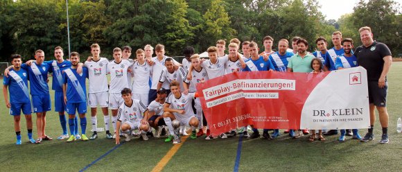 Auch, wenn der Finaltag sportlich nicht die Erwartungen erfüllen konnte, durfte Organsator Sascha Hofmann (r.) zwei zufriedenen Endspielteilnehmer ihre Siegerschecks überreichen, wobei der des Sv Italclub (blaue Trikots) etwas niedriger ausfiel als jener der im Elfmeterschießen erfolgreicheren U19 des SV Gonsenheim.
