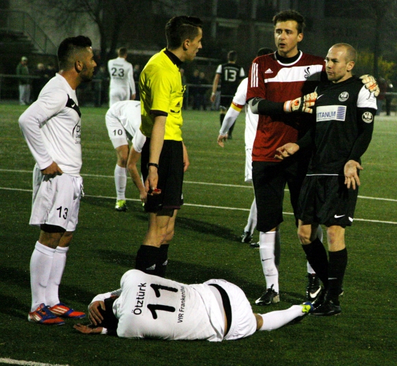 Kapitän Dennis Bingenheimer (r.) will immer gewinnen. Nach einer vergebenen Chance regt er sich hier sogar darüber auf, dass er bei der Aktion VfR-Spieler Ramazan Öztürk (Nr. 11) gefoult haben soll.