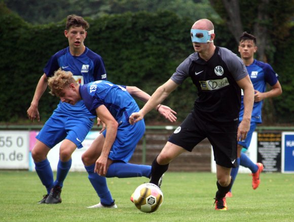 Max Zeringer (r.), obwohl auch erst 21 Jahre alt, hat in der Vorbereitung angedeutet, sich als Führungsspieler anzubieten. Sein wahres Gesicht kann der Bodenheimer Neuzugang vom FSV Nieder-Olm derzeit noch nicht zeigen.