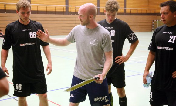 Die Tribüne bleibt eingefahren, Trainer Volker Schuster instruiert seine Mannschaft (v.l. Tobias Weyrich, Benjamin Glindemann, Armin Henke) beim ersten Testspiel der zweiten Vorbereitungsphase gegen Tuspo Obernburg noch unter weitgehendem Ausschluss der Öffentlichkeit.