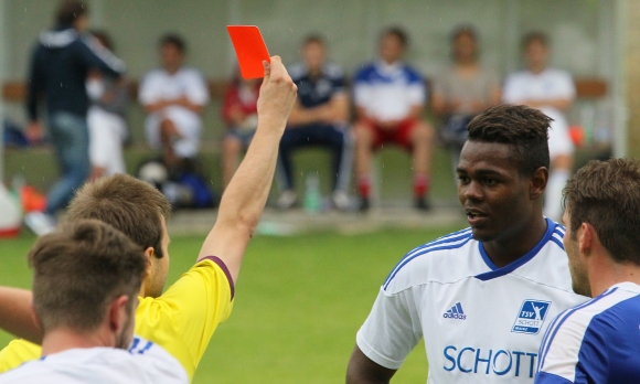 Der Aufreger im Finale: Über die Rote Karte gegen Andrey Ribeiro regte Schott-Trainer Ali Kayhan Cakici (im Hintergrund links) sich noch lange nach Spielende auf.