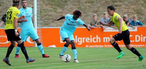 Abgeklärtheit und Ballsicherheit von Leandro Barreiro (M., hier im Test gegen den KFC Uerdingen) erinnern an Suat Serdar im gleichen Alter und Umfeld.