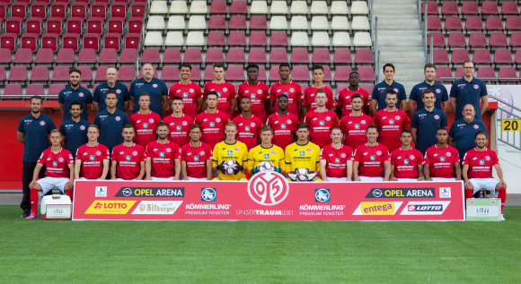 Der Kader der U23 des FSV Mainz 05 in der Saison 2018/19. Hintere Reihe (v. l.): Videoanalyst Tobias Drößler, Zeugwart Torsten Körner, Physiotherapeut Christian Bieser, Fabian Grau, Jonas Fedl, Michael Akoto, Charmaine Häusl, Linus Wimmer, Christian Kinsombi , Mannschaftsarzt Tobias Nowak, Mannschaftsarzt Jochen Wollstädter, Vorstand André Hechelmann. Mitte (v. l.): Trainer Bartosch Gaul, Kotrainer Christian Demirtas, Athletiktrainer Leopold Angerer, Vitus Scheithauer, Niklas Kölle, Ahmet Gürleyen, Jayson Breitenbach, Antoine Makoumbou, Jannik Mause, Kennet Hanner Lopez, Bleron Visoka, Teammanager Marco Aumüller, Spielleiter Helmut Mayer. Vorne  (v. l.): Justin Petermann, Lars Oeßwein, Nils Lihsek, Sebastian Tyrala, Tolga Demirbas, Patrick Manthe, Finn Dahmen, Julian Bauer, Raffael Cvijetkovic, Karl-Heinz Lappe, Devante Parker, Leon Bell Bell, Sandro Loechelt.