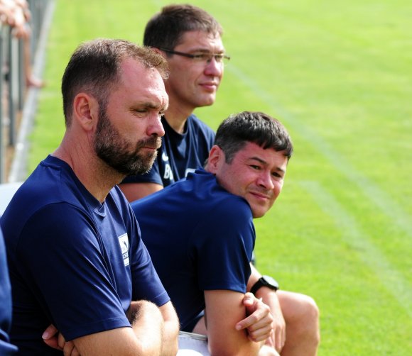 So blickten die Schott-Trainer Sascha Meeth (l.), Jörg Wahlen (r.) und Bernd Bangel schon zur Pause drein. Danach wurde das Spiel schlechter.