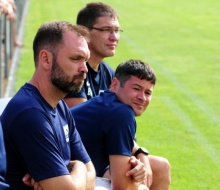 So blickten die Schott-Trainer Sascha Meeth (l.), Jörg Wahlen (r.) und Bernd Bangel schon zur Pause drein. Danach wurde das Spiel schlechter.