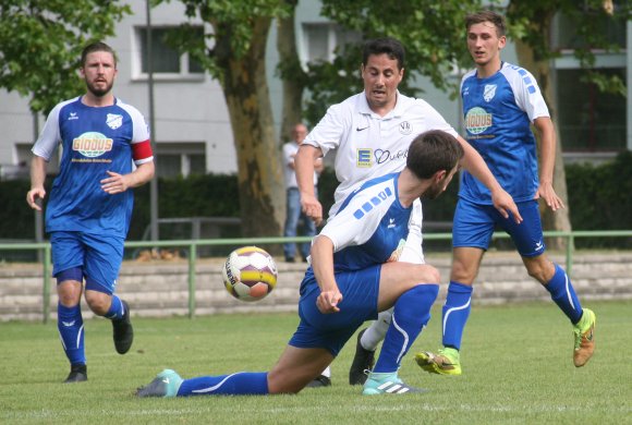 Endstation Ginsheimer Abwehr: Kevin Handrick, seit dieser Saison wieder im Landesligakader des VfB Bodenheim dabei, kommt nicht an Verteidiger Atacan Karatas vorbei. Nach starker Anfangsphase lief bei den Bodenheimer Offensivbemühungen nichts mehr wie erhofft.
