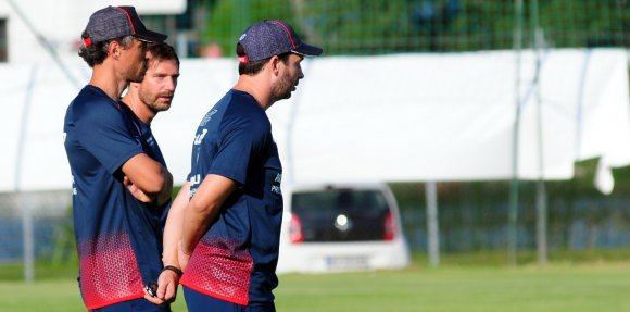 Verlangen ihren Spielern trotz Hitze und Testspiel einiges ab: 05-Cheftrainer Sandro Schwarz (r.) mit seinen Kotrainern Jan-Moritz Lichte (l.) und Stefan Falkenmayer.