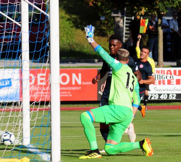 Der schönste Mainzer Angriff in der ersten Halbzeit führte über Karim Onisiwo und Giulio Donati zu Ridle Baku, dessen Treffer aber aus Abseitsposition fiel.