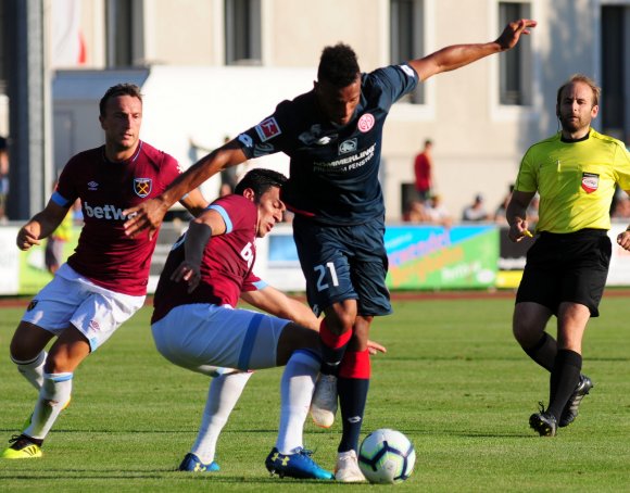 Der Österreicher Karim Onisiwo, vom Stadionsprecher als „Local Hero“ gefeiert, machte ein sehr ordentliches Spiel mit dem und gegen den Ball.